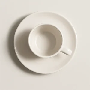 Taza de café blanca de porcelana con plato